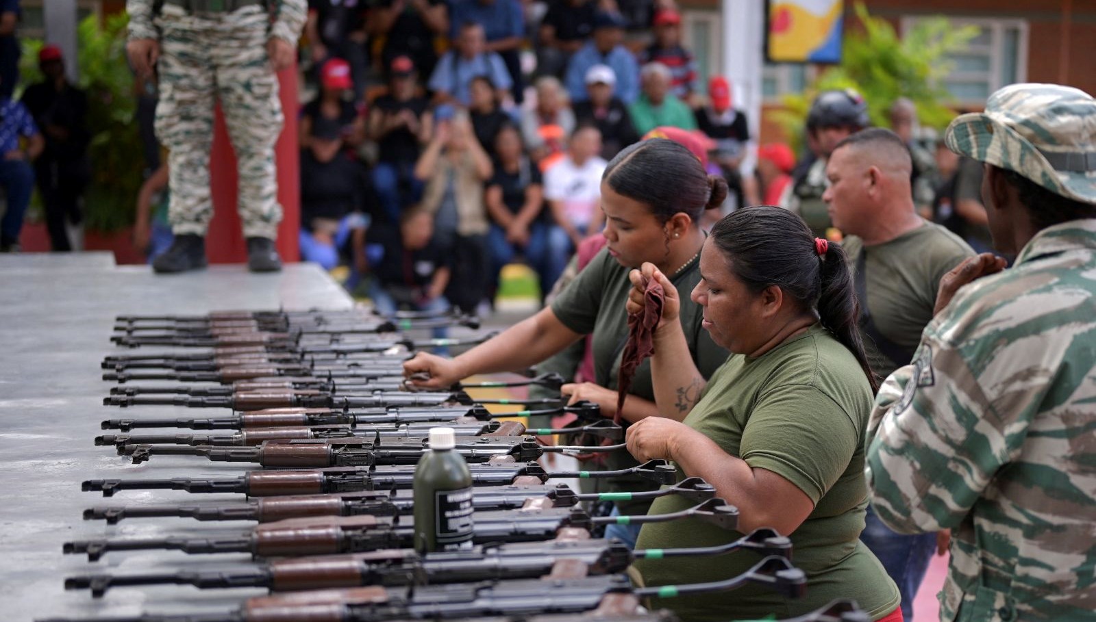 abdye karsi askeri hamle venezuelada siviller silahlaniyor wXGCKCkY