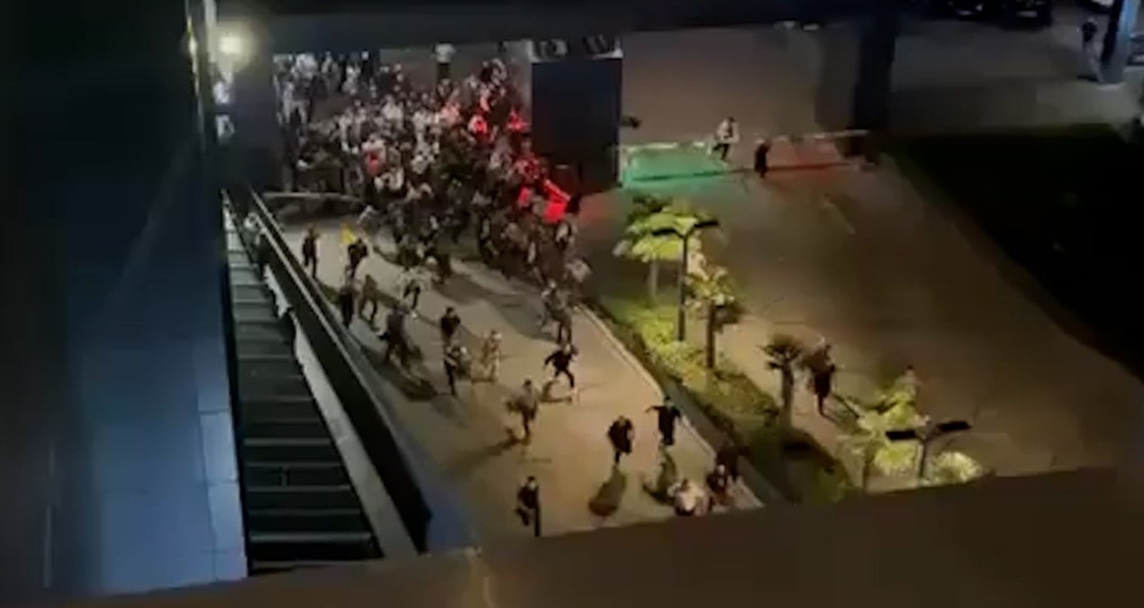 chp istanbul il binasi onundeki polis ablukasini asan vatandaslar il binasina ulasti HZ2SfZgK