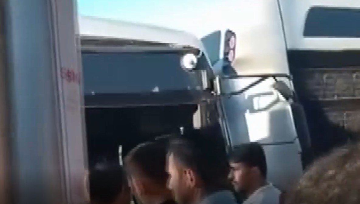 kadikoyde metrobusler carpisti c6WUgWBt