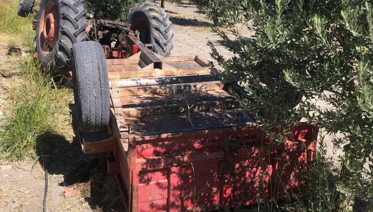 Manisa’da devrilen traktörün sürücüsü öldü