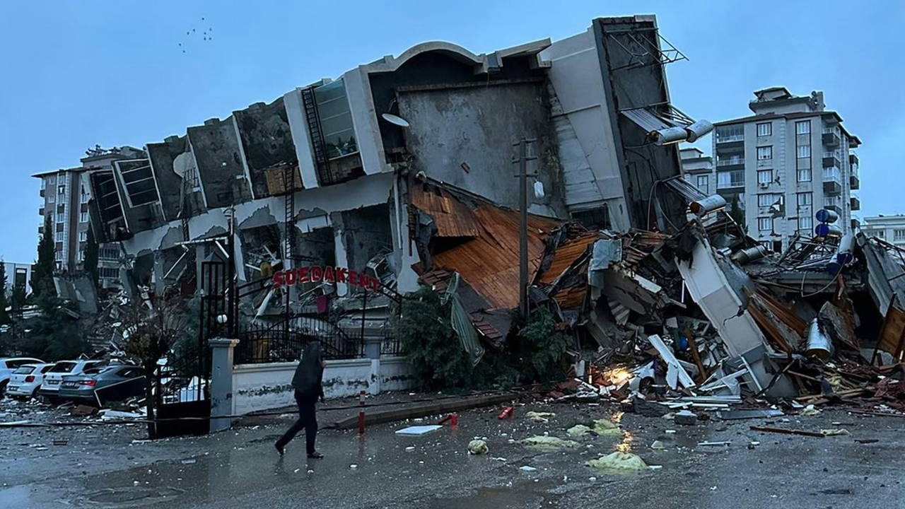 depremde 65 kisiye mezar olmustu sueda kent sitesi davasinda kardeslerini kaybeden musteki isyan etti muteahhitler belediyeler devlet suclu degilse kim sucludur WTks1pdx.jpg