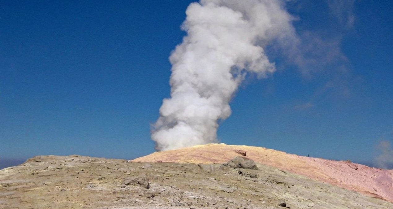 komsu ulkede 710 bin yildir uyuyan yanardagi uyandi koku ihbarlari gelmeye basladi ZszbBEcU.jpg