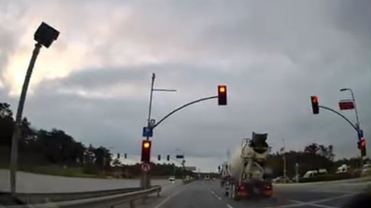 istanbulda kirmizi isik ihlali sonrasi suruculer olumden dondu bL3Hc6xz.jpg