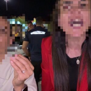 Bebeğini arabada unutan kadın, gazetecilere saldırdı