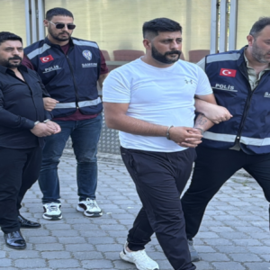Müteahhitler arsa sahibini dövüp bıçakladı